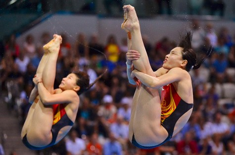 Wu Minxia (phải) và đồng đội He Zi thi đấu tại Olympic 2012 - Ảnh: Reuters
